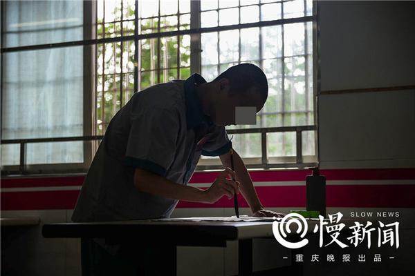国产拗女18魅力解析：青春诱惑与娇小身材的秘密图片