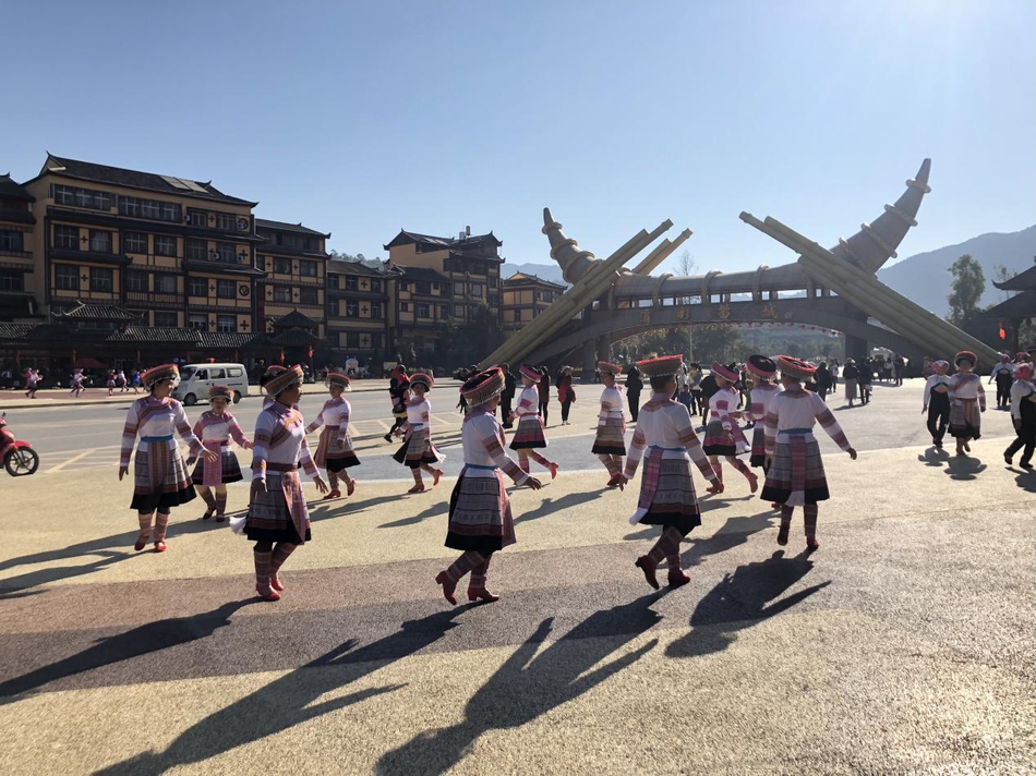 viciusss幼儿小女孩勇敢成长的温柔守护之旅图片