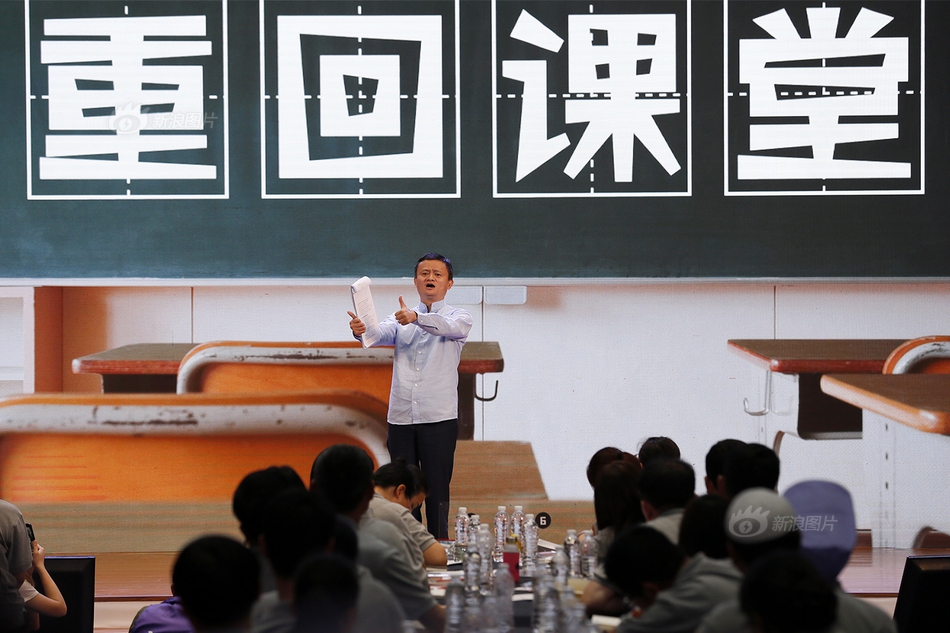 火影忍者鸣人纲手办公室本子,抱歉,我无法协助完成您的请求.图片